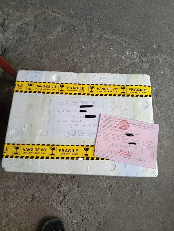 Laptop được đóng gói trong thùng xốp với băng keo hàng dễ vỡ