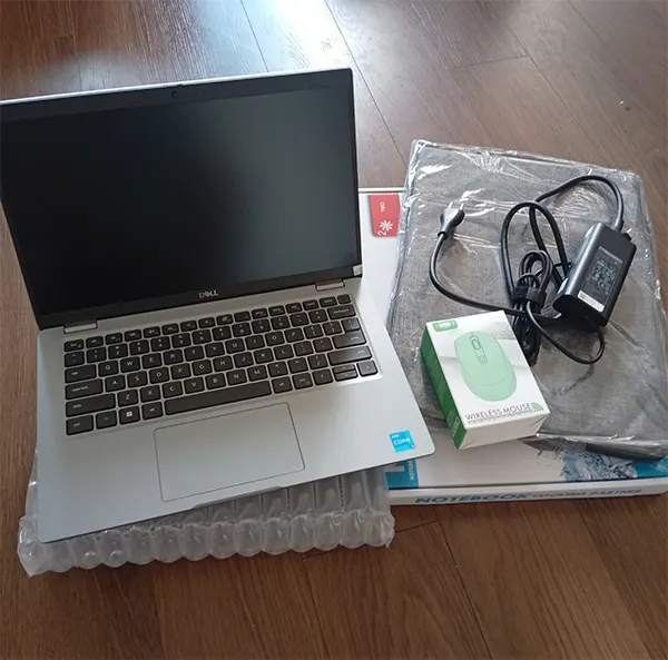 Laptop Dell Latitude và phụ kiện được kiểm tra trước khi gửi khách
